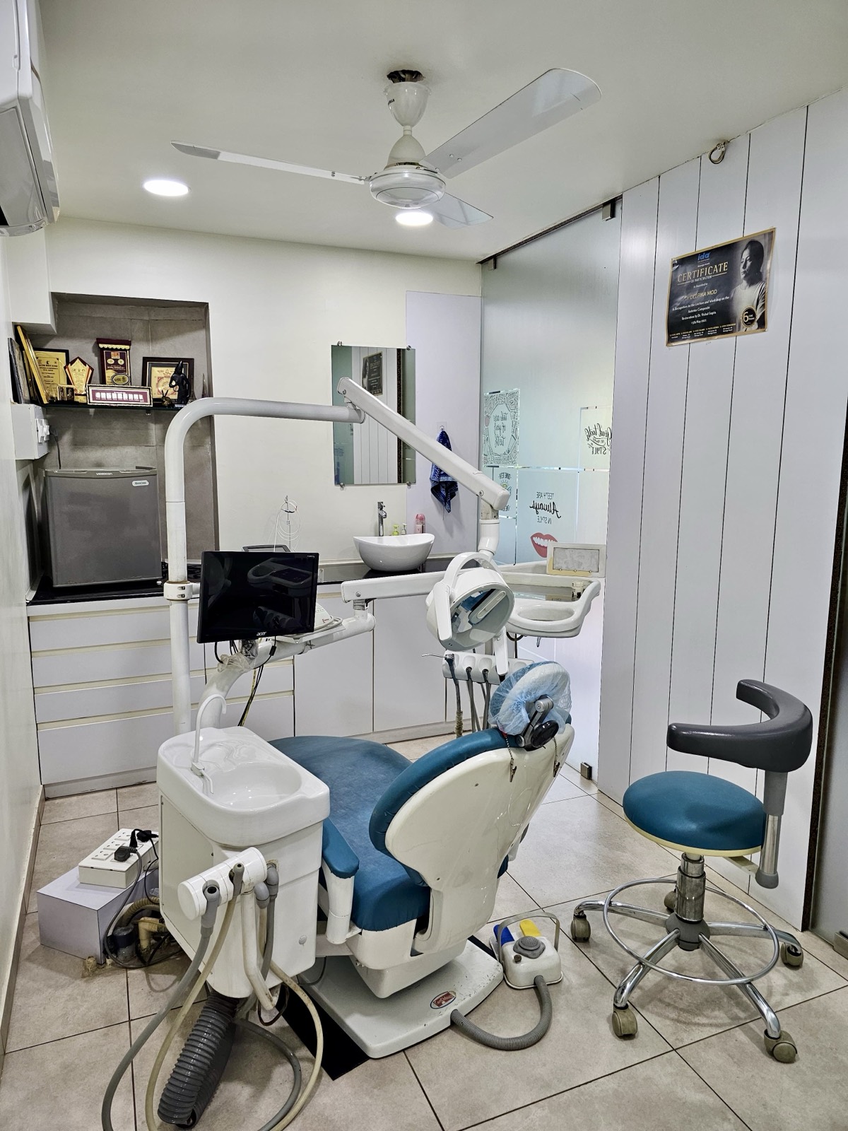 Treatment room with dental chair, monitor and washbasin